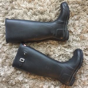 Hunter brand women’s tall rain boot in black
